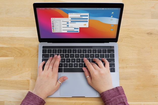 Jeune femme travaillant dans son bureau