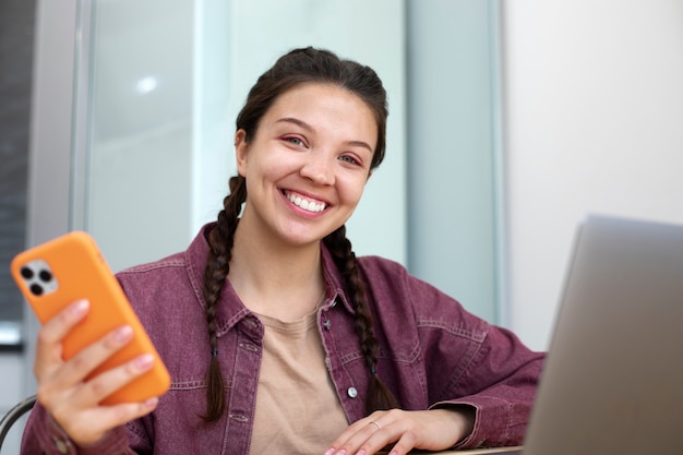 Photo gratuite jeune femme travaillant dans son bureau