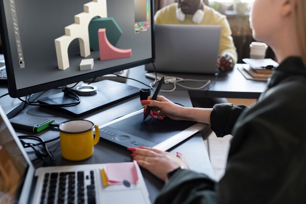 Jeune femme travaillant dans un studio d'animation