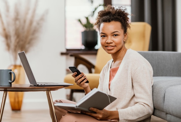 Jeune femme travaillant à domicile