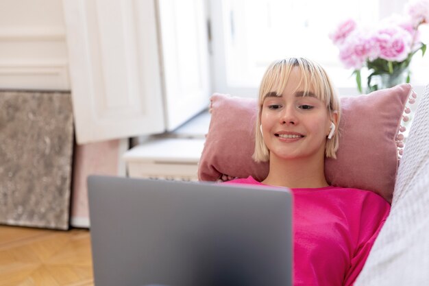 Jeune femme travaillant à domicile