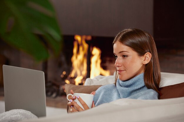 Jeune femme travaillant à domicile