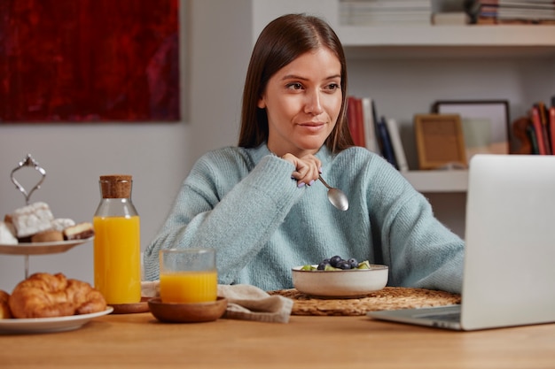 Jeune femme travaillant à domicile