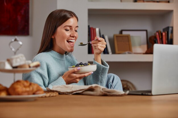 Jeune femme travaillant à domicile