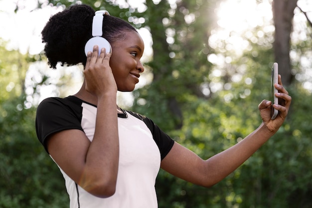 Jeune femme travaillant à l'extérieur