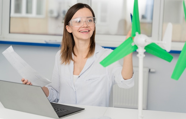 Jeune femme travaillant sur une innovation énergétique