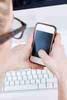 Photo gratuite jeune femme travaillant à la maison sur l'ordinateur et parlant au téléphone avec le bureau