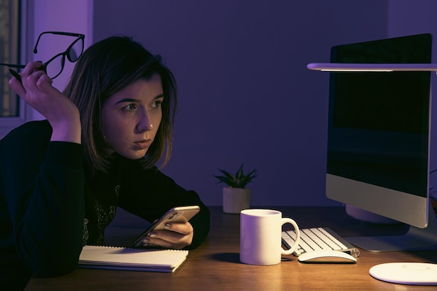 Une Jeune Femme Travaillant La Nuit Sur Le Lieu De Travail