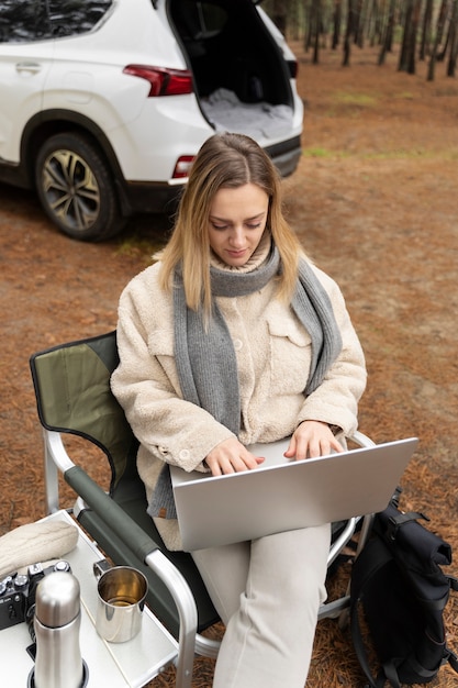 Photo gratuite jeune femme travaillant sur son ordinateur portable lors d'un voyage