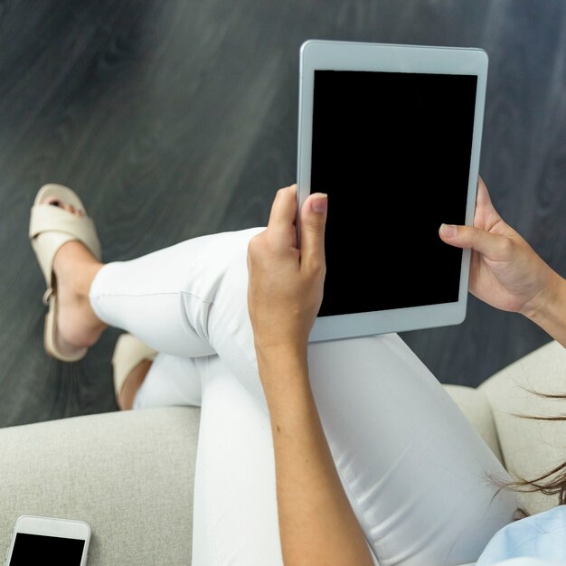 Jeune femme travaillant avec tablette