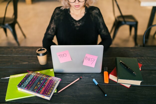Jeune femme, travailler, ordinateur portable, dans, bureau co-working