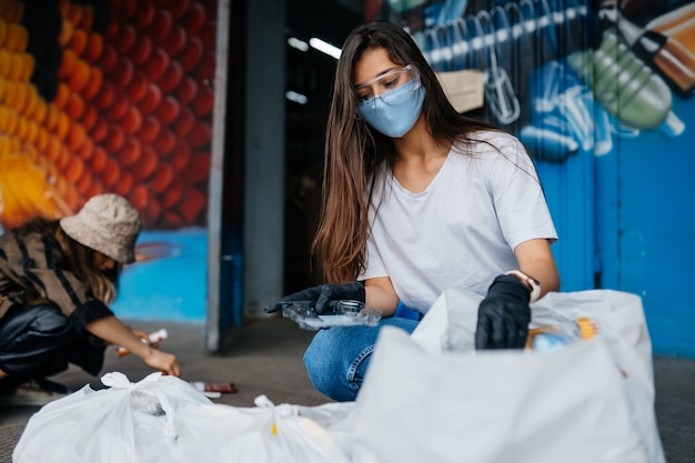 Photo gratuite jeune femme tri des ordures. concept de recyclage. zero gaspillage