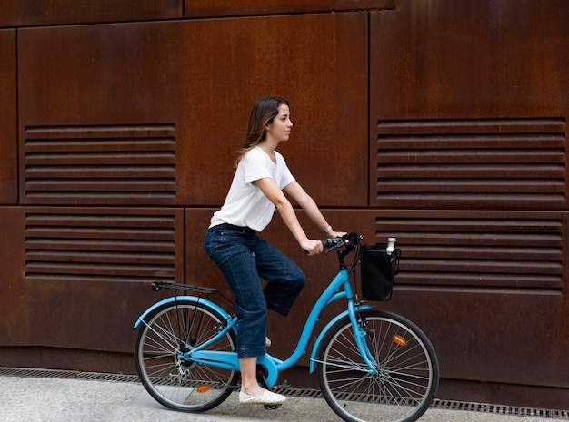 Photo gratuite jeune femme utilisant un moyen écologique pour le transport