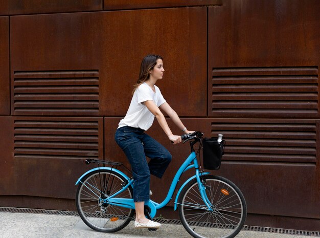 Jeune femme utilisant un moyen écologique pour le transport