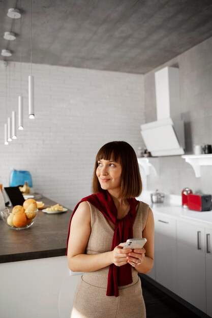 Jeune femme utilisant la technologie domestique