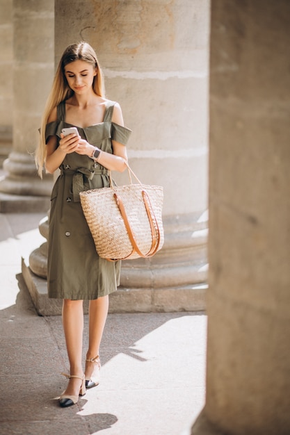 Jeune Femme, Utilisation, Téléphone, Vieux Bâtiment