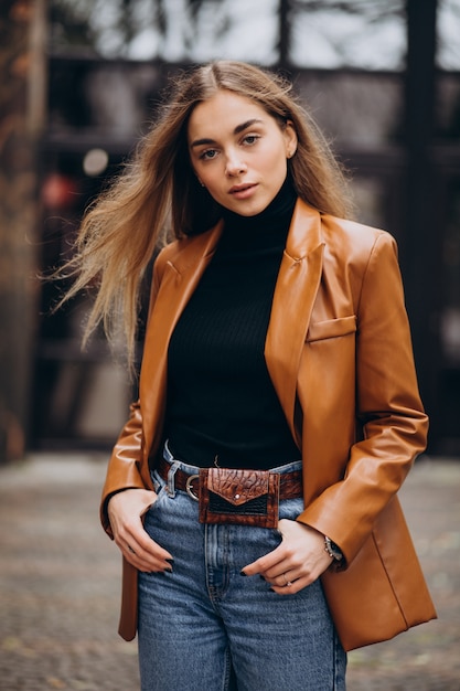 Jeune femme en veste à l'extérieur de la rue