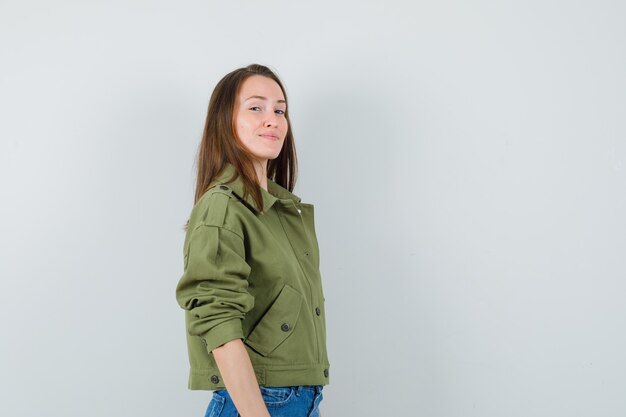 Jeune femme en veste, short et à la recherche de glamour.