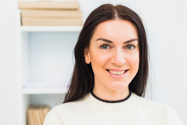 Photo gratuite jeune femme en vêtements blancs souriant