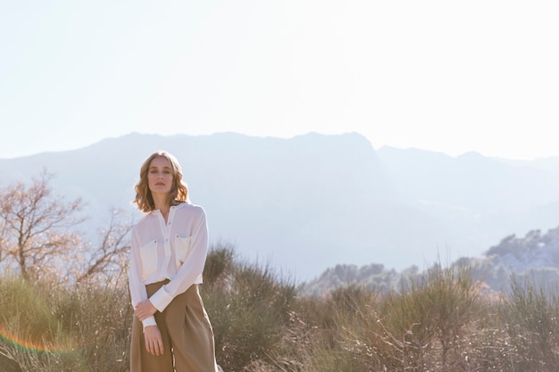 Photo gratuite jeune femme avec des vêtements décontractés posant