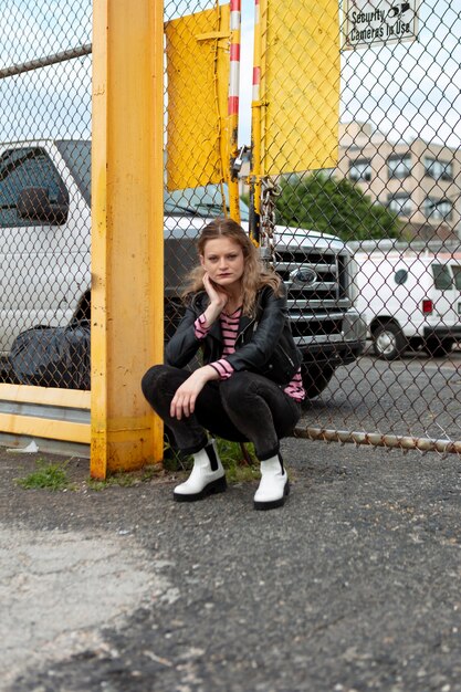 Jeune femme en vêtements punk à l'extérieur