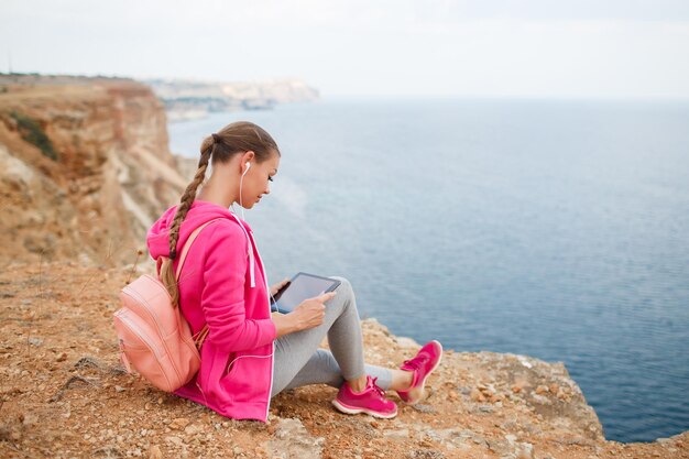 jeune femme en vêtements de sport faisant du yoga à l'extérieur