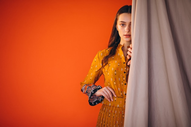 Jeune femme vêtue d'une belle robe jaune