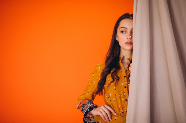 Jeune femme vêtue d'une belle robe jaune