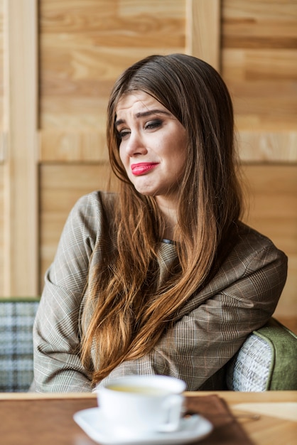 Jeune femme avec un visage triste