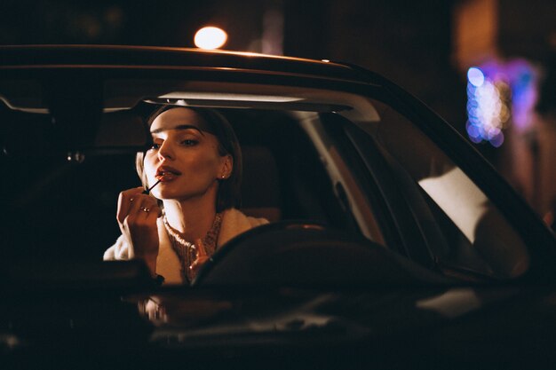 Jeune femme, voiture, regarder, voiture, miroir