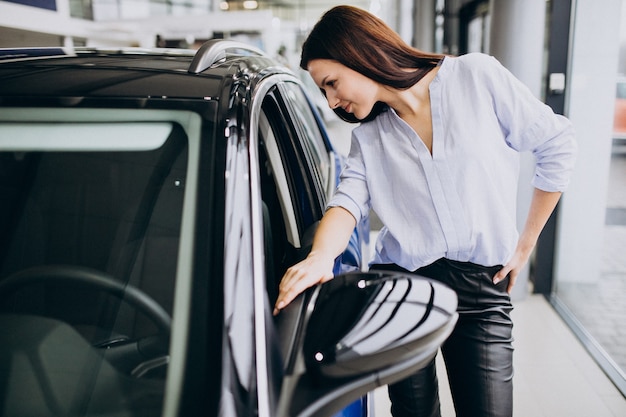 Jeune, femme, voiture, salle exposition, choisir, voiture