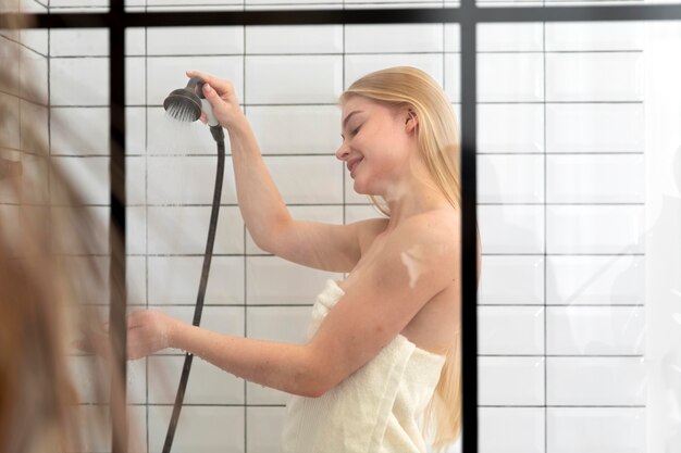 Jeune femme voulant prendre une douche