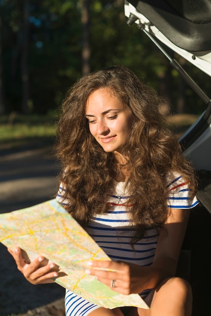 Photo gratuite jeune femme en voyage en voiture