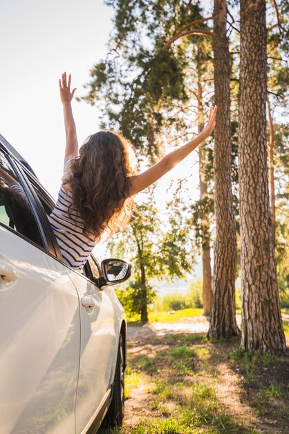 Jeune femme en voyage en voiture