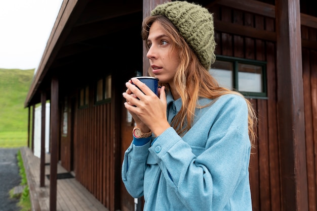 Photo gratuite jeune femme voyageant à la campagne