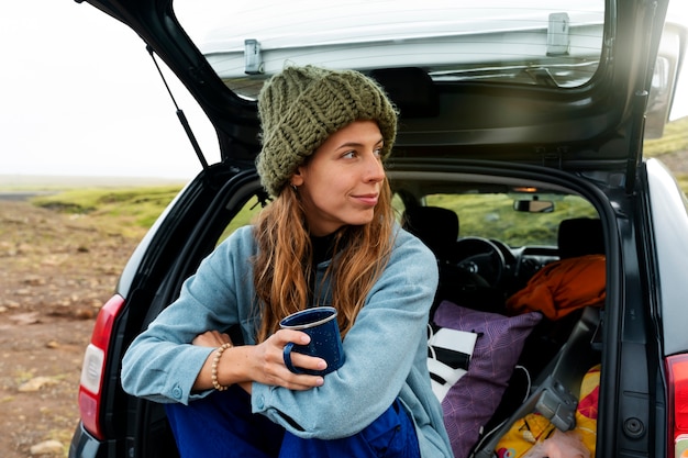 Jeune femme voyageant à la campagne