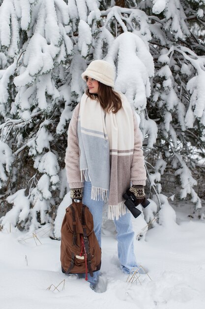 Jeune femme voyageant en hiver