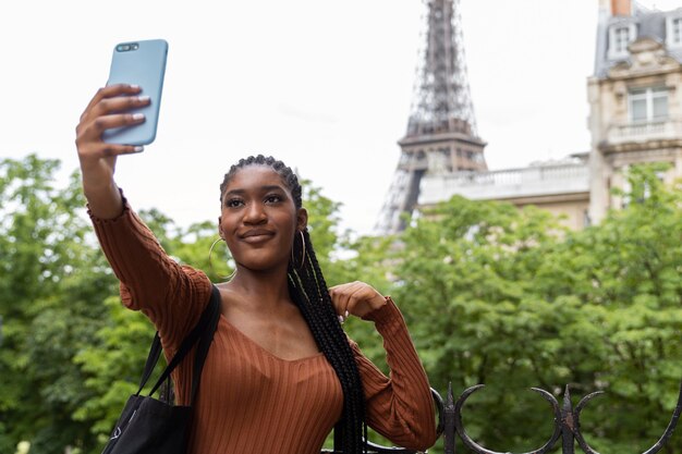 Jeune femme voyageant et s'amusant à paris