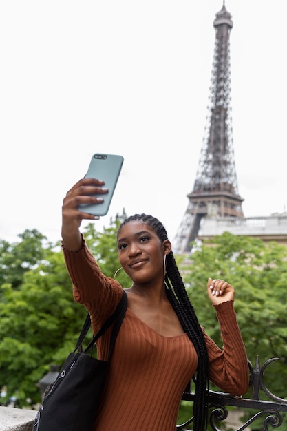 Photo gratuite jeune femme voyageant et s'amusant à paris