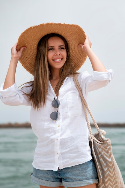 Photo gratuite jeune femme voyageant sans covid au bord de la mer