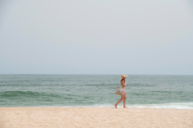 Jeune femme voyageant sans covid au bord de la mer