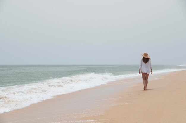 Jeune femme voyageant sans covid au bord de la mer