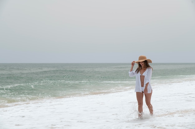 Jeune femme voyageant sans covid au bord de la mer