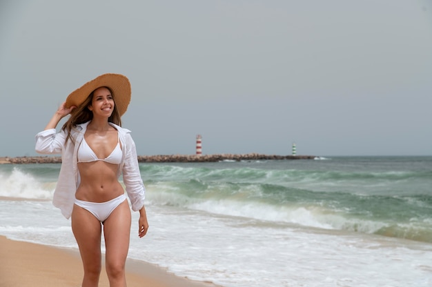 Jeune femme voyageant sans covid au bord de la mer