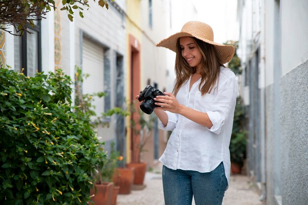 Jeune femme voyageant sans covid dans la ville