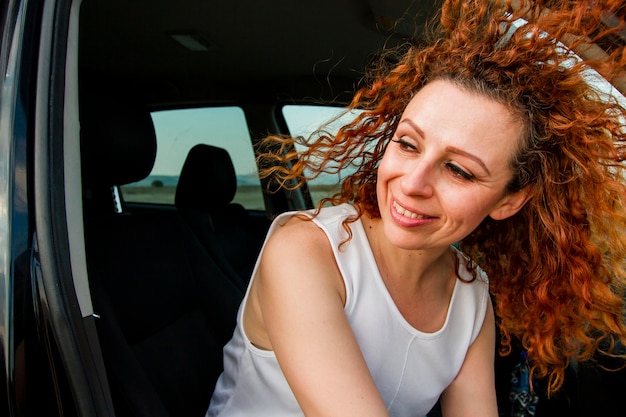 Jeune, femme, voyager, voiture