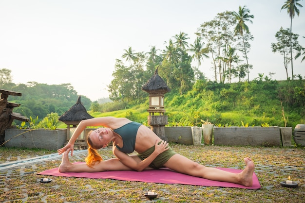 Jeune femme yoga stretching