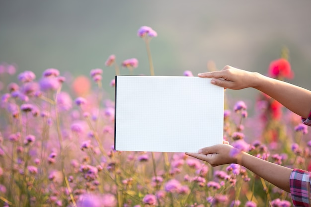 Photo gratuite le jeune fermier souriant se tenait debout, un papier blanc vide.