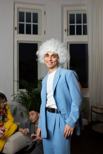 Photo gratuite jeune à la fête des costumes