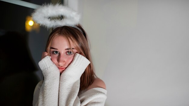 Jeune à la fête des costumes